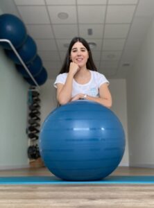 Mujer con pelota de pilates en sala de entrenamiento – de Centro Fisiobrain ubicado en Azuqueca de Henares.
