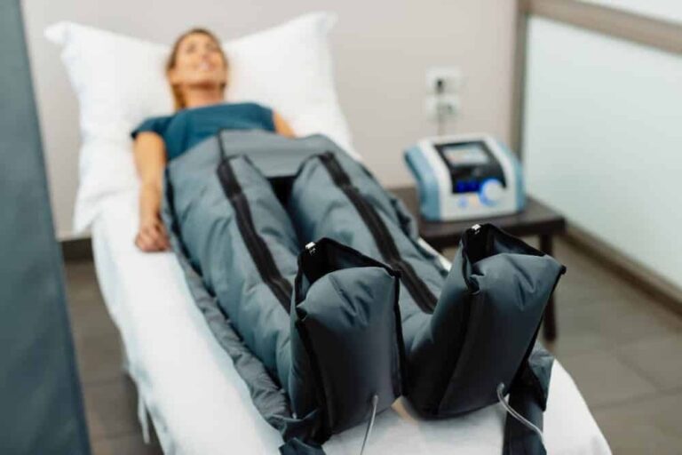 Paciente con botas de presoterapia en una sala de Centro Fisiobrain