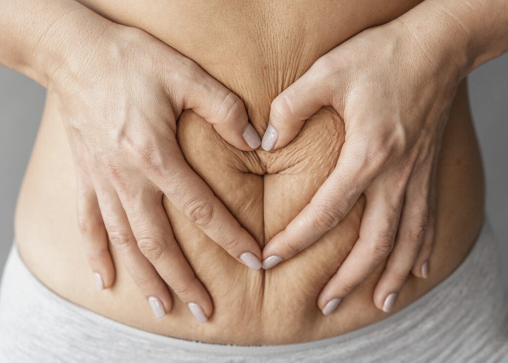 Abdomen con manos en forma de corazón - cuidado corporal en Azuqueca